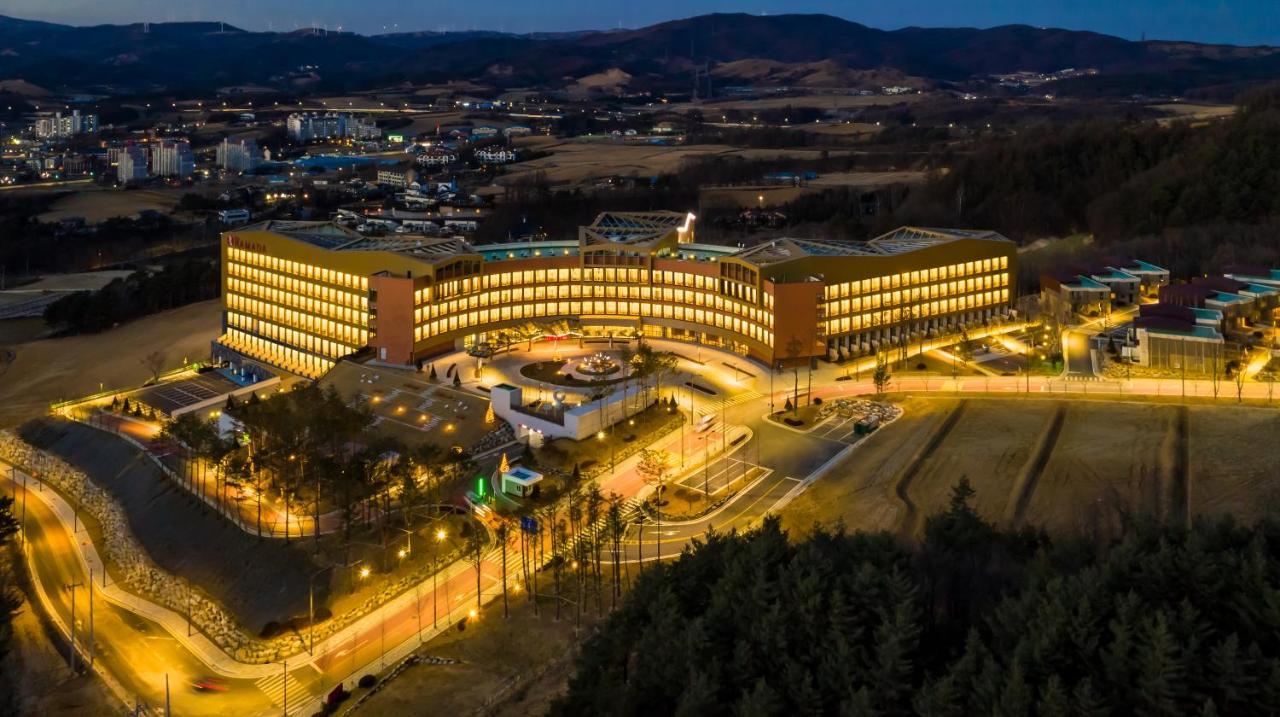 Ramada Hotel & Suite By Wyndham Gangwon Pyeongchang Exterior foto